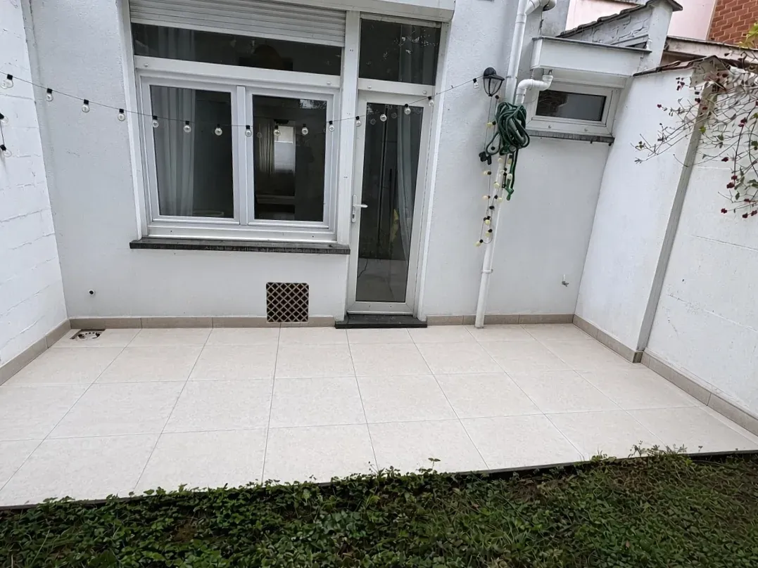 Terrasse carrelée après nettoyage haute pression à Overijse
